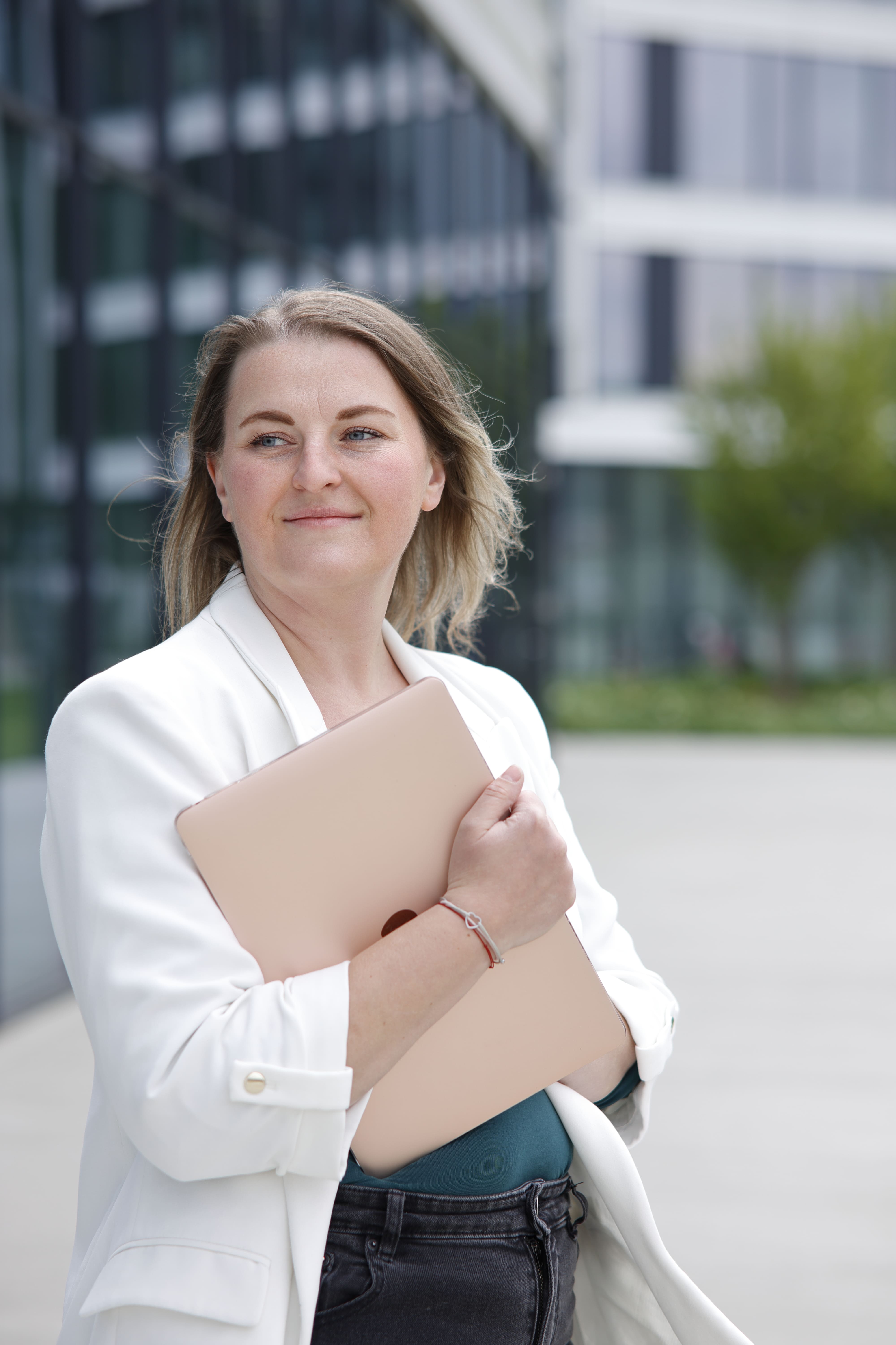 Lucie Mertová, zakladatelka projektu Vědomá hojnost, s notebookem
